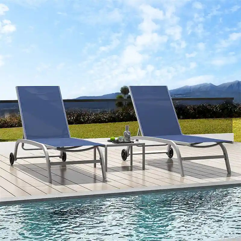 Twee loungestoelen voor buiten met 1 tafel