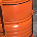 Industrielle schwarze und orangefarbene Metalltrommel-Beistelltische