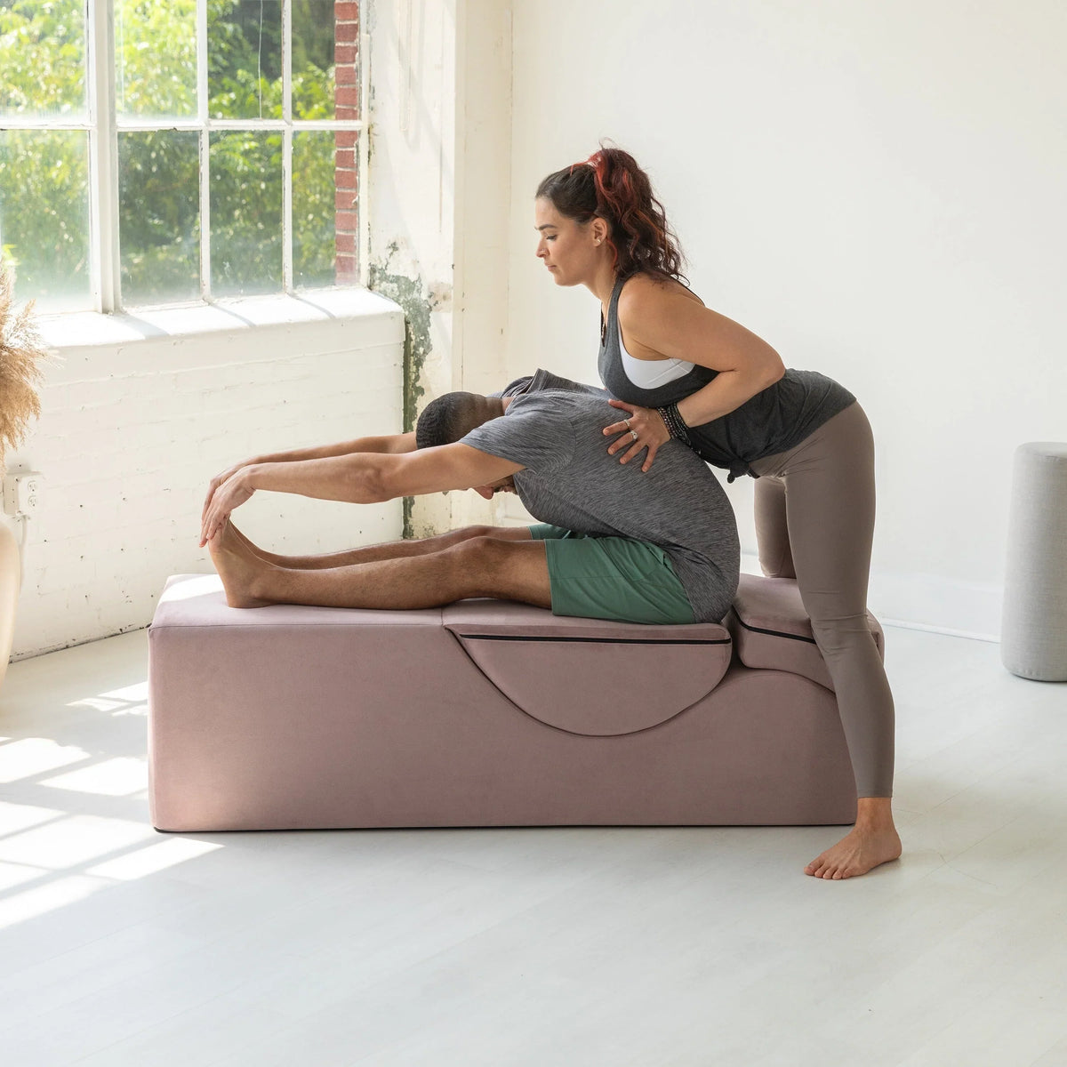 Avana Kami verstellbare Chaiselongue / Yoga und Massage – 2-in-1-Sitzhocker mit verborgenem ausklappbarem Yoga-Loungesessel, Mikrovelours – N/A