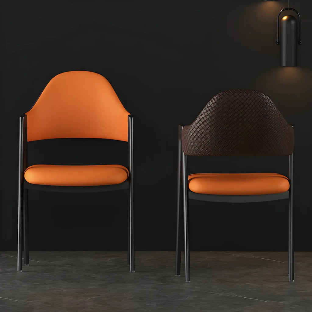 Moderner Ledersessel mit geschwungener Rückenlehne und offenen Armlehnen für das Esszimmer