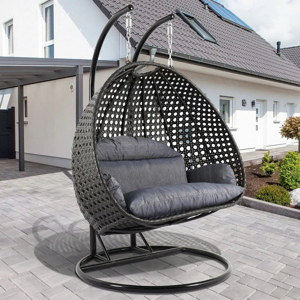 LeisureMod hangstoel in eivorm voor 2 personen met standaard - rieten schommelhangmat voor binnen en buiten, ligstoel voor terras met kussens
