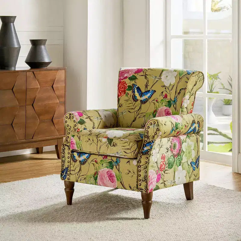 Fauteuil traditionnel Araceli en bois, rembourré à motif floral, avec dossier à oreilles et bordure cloutée| ART OF LIVING DESIGNS