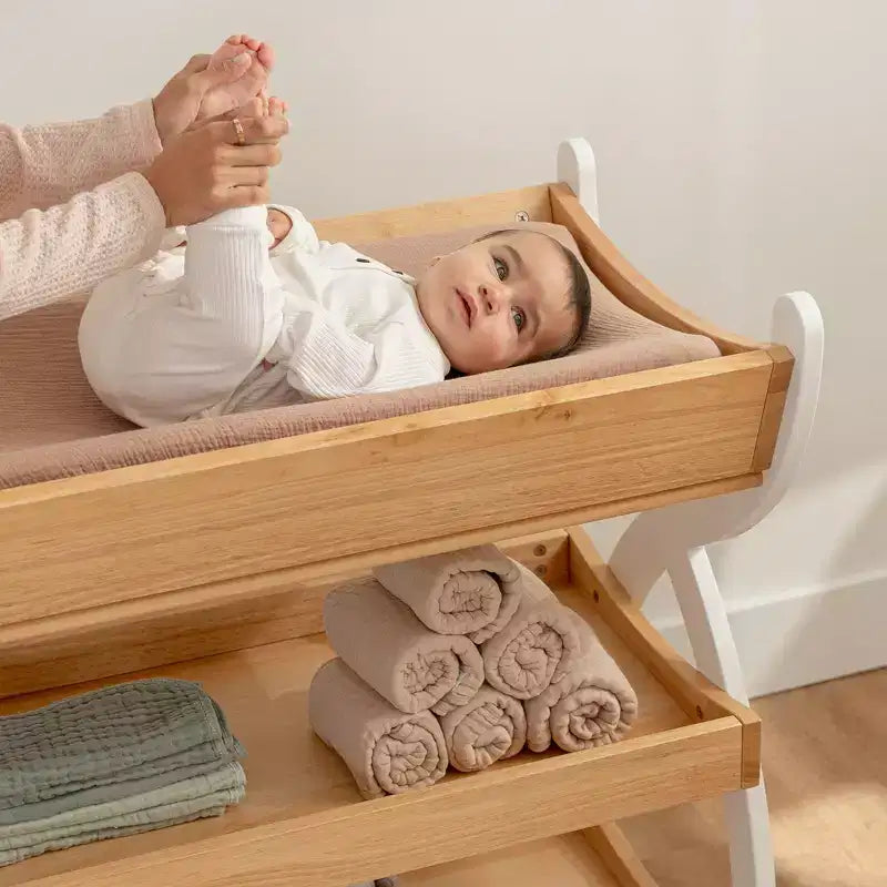 Table à langer Comfy Cubs pour bébé - construction robuste en bois, style intemporel avec deux étagères ouvertes pour les essentiels de bébé