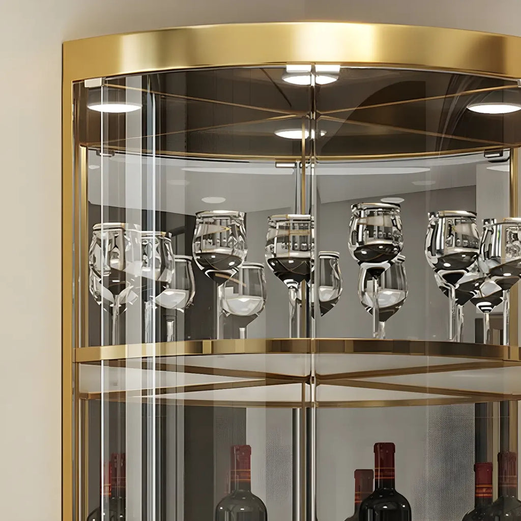 Glamoureuze glanzende vitrinekast van glas en goudkleurig metaal met afgeronde hoeken