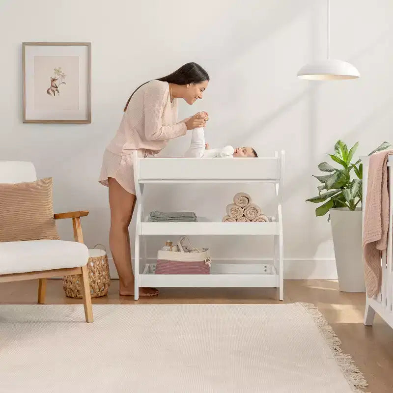 Table à langer Comfy Cubs pour bébé - construction robuste en bois, style intemporel avec deux étagères ouvertes pour les essentiels de bébé