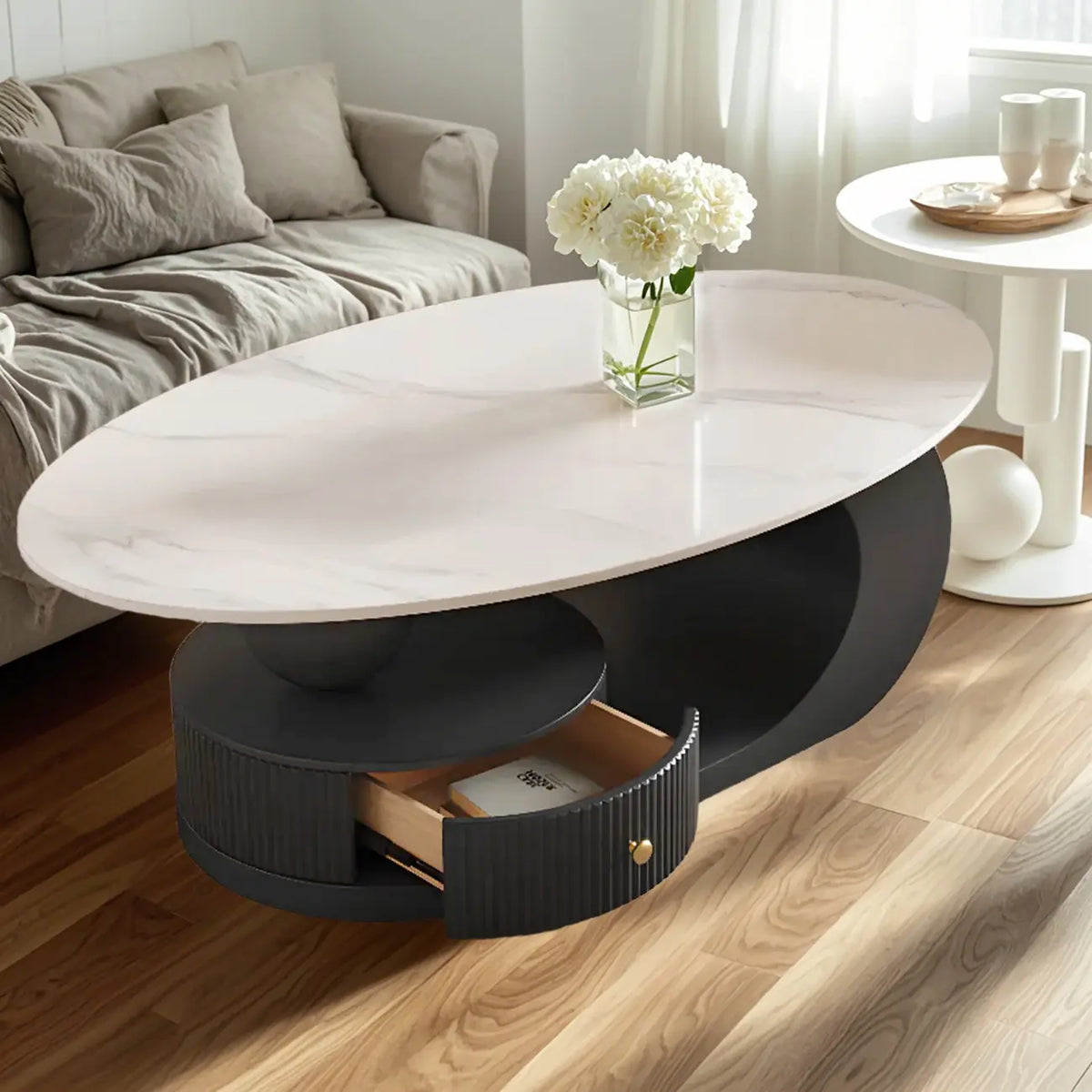 Moderne salontafel met wit stenen blad en krasbestendige afwerking