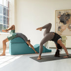 Avana Kami verstellbare Chaiselongue / Yoga und Massage – 2-in-1-Sitzhocker mit verborgenem ausklappbarem Yoga-Loungesessel, Mikrovelours – N/A