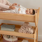 Table à langer Comfy Cubs pour bébé - construction robuste en bois, style intemporel avec deux étagères ouvertes pour les essentiels de bébé