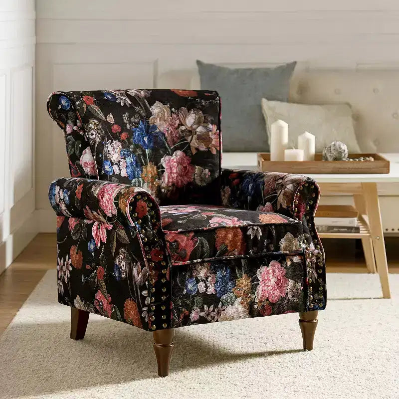 Fauteuil traditionnel Araceli en bois, rembourré à motif floral, avec dossier à oreilles et bordure cloutée| ART OF LIVING DESIGNS