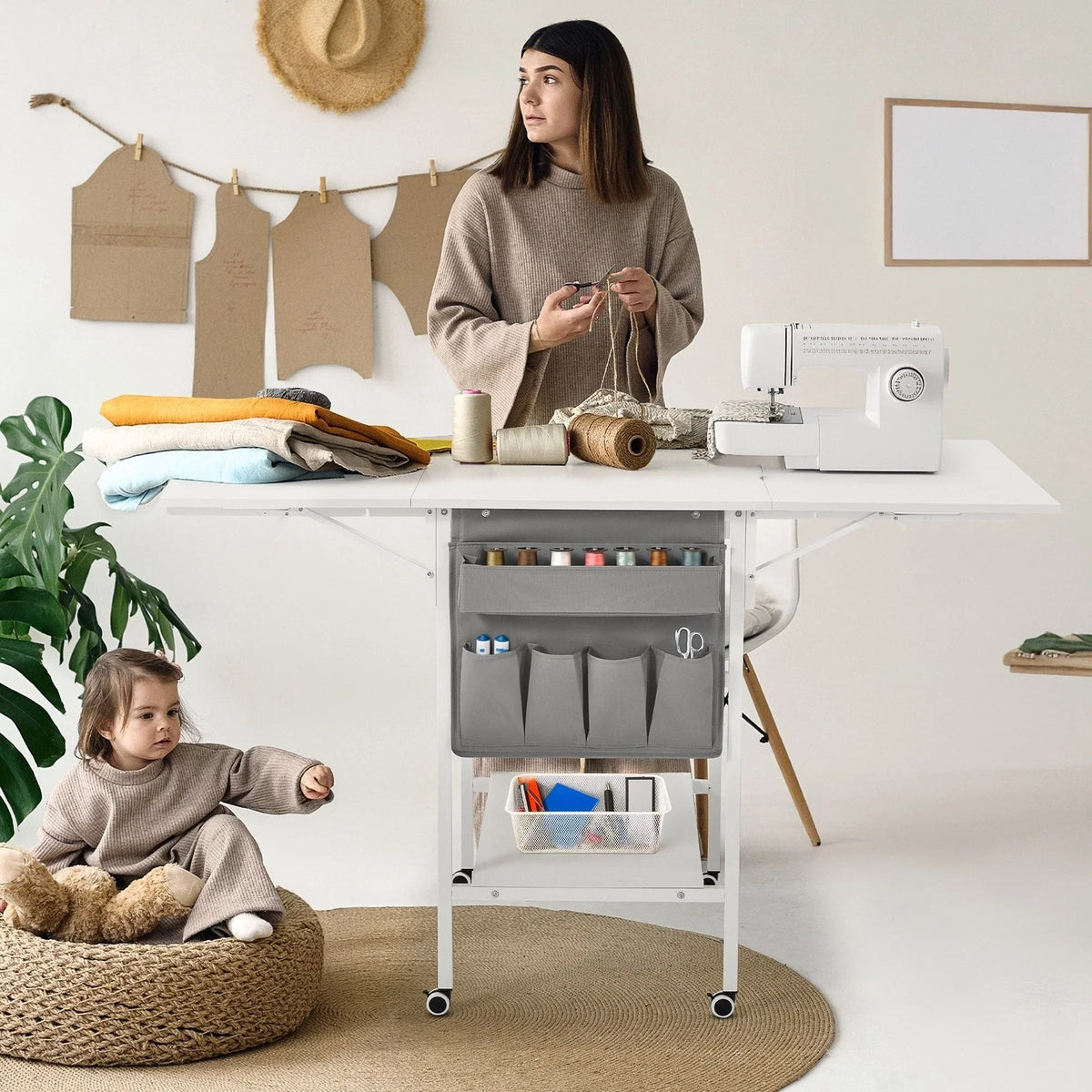 Höhenverstellbarer Basteltisch mit Ablagefächern, mobiler, klappbarer Zuschneidetisch für Homeoffice, Näh- oder Bastelzimmer