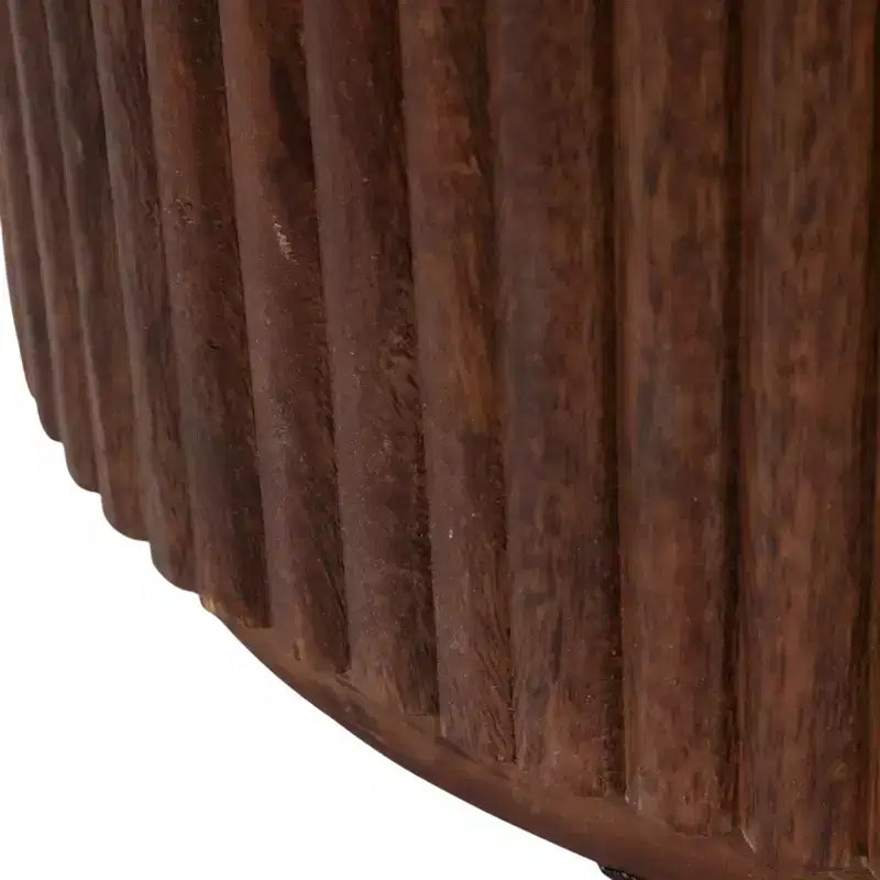 Decoratieve geribbelde houten bijzettafel met marmeren blad en opbergruimte - kleine woondecoratietafel voor slaapkamer of woonkamer