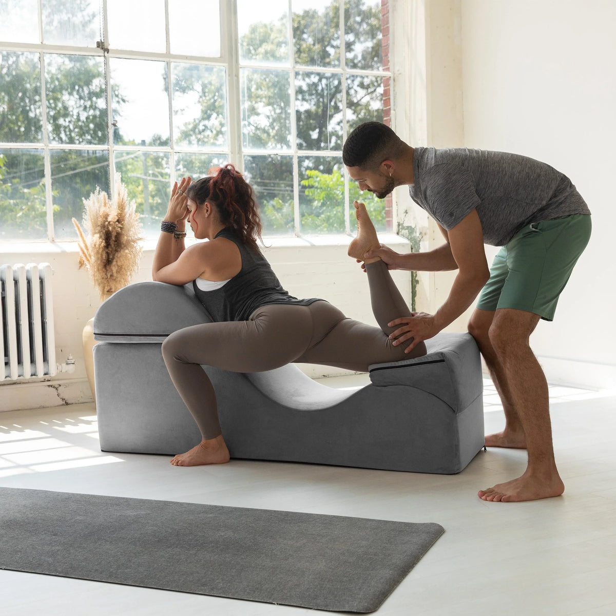 Avana Kami verstellbare Chaiselongue / Yoga und Massage – 2-in-1-Sitzhocker mit verborgenem ausklappbarem Yoga-Loungesessel, Mikrovelours – N/A