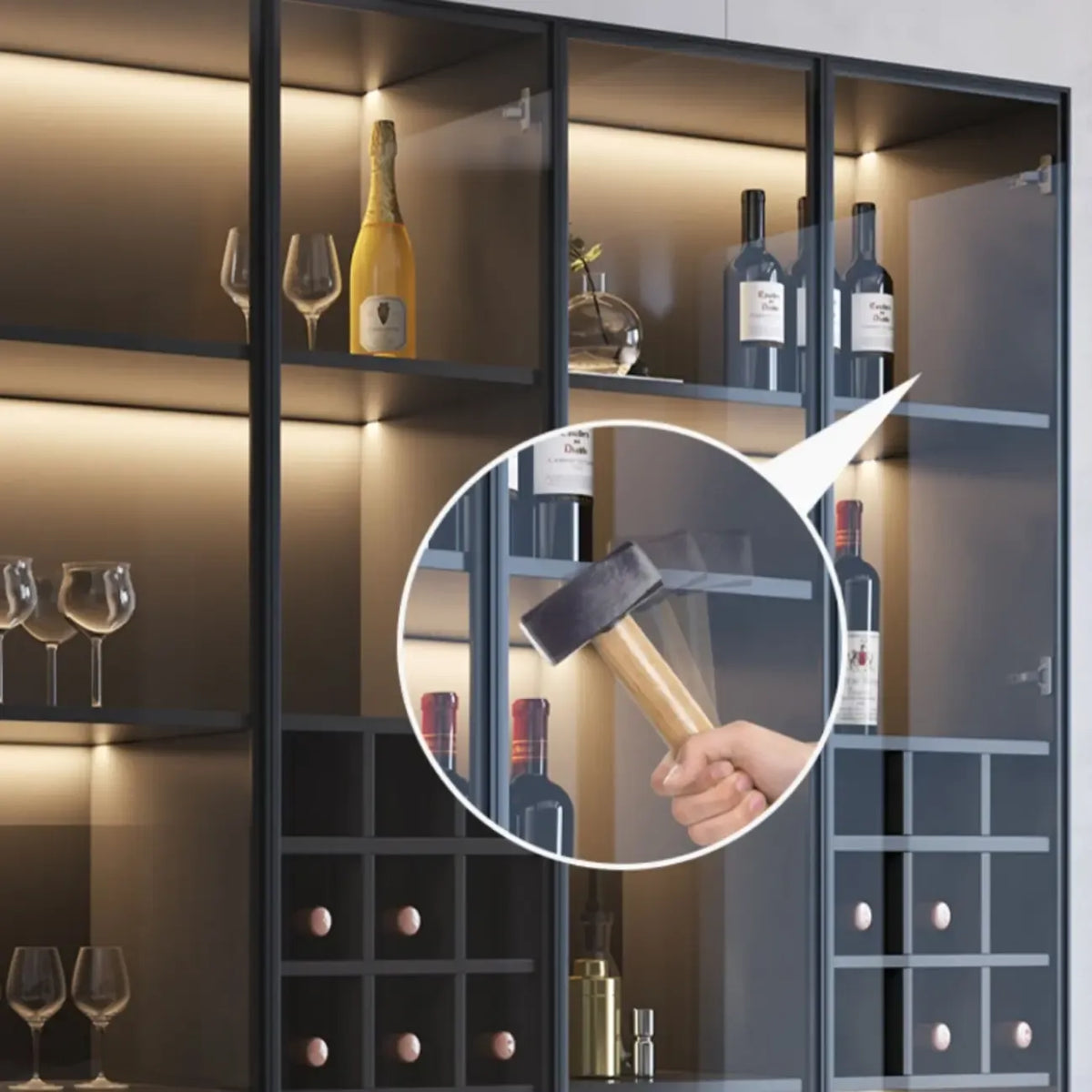 Minimalistische zwarte houten wijnkast met glazen deur