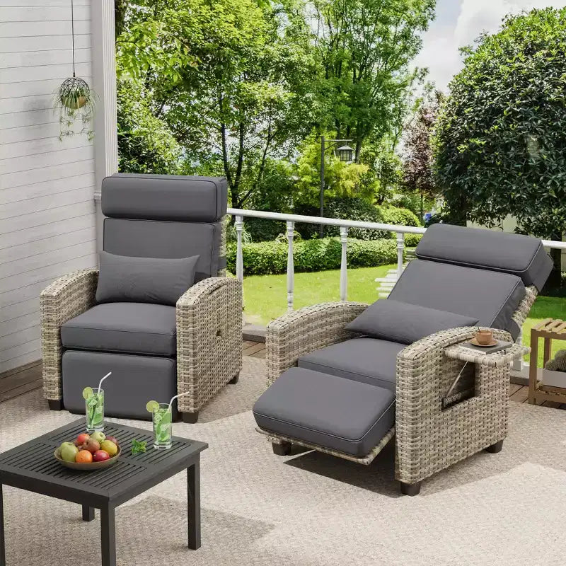 Outdoor-Liegestuhl, verstellbare Gartenstühle mit Rücken- und Fußstütze, Liegestuhl aus Rattan für bis zu 150 mit hochklappbarem Tisch