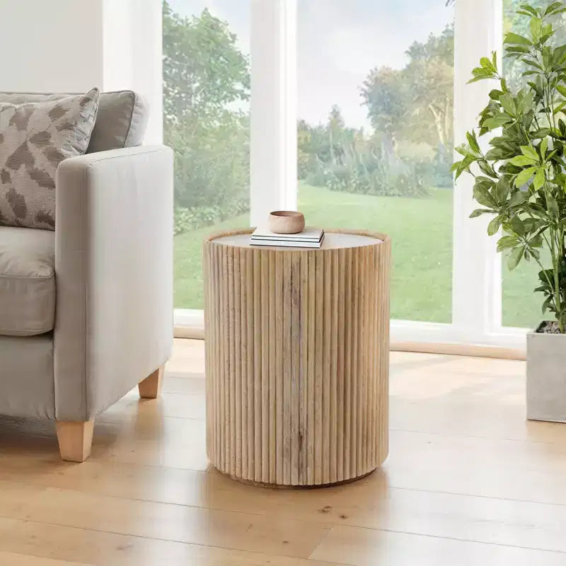 Decoratieve geribbelde houten bijzettafel met marmeren blad en opbergruimte - kleine woondecoratietafel voor slaapkamer of woonkamer
