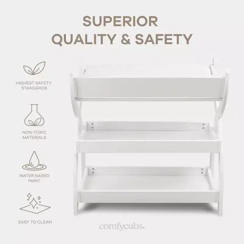 Table à langer Comfy Cubs pour bébé - construction robuste en bois, style intemporel avec deux étagères ouvertes pour les essentiels de bébé