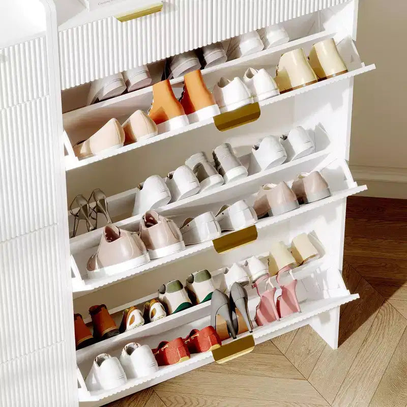 Meuble à chaussures moderne blanc avec 3 tiroirs basculants, 2 petits tiroirs et crochets, meuble de rangement à chaussures étroit à façade cannelée pour entrée