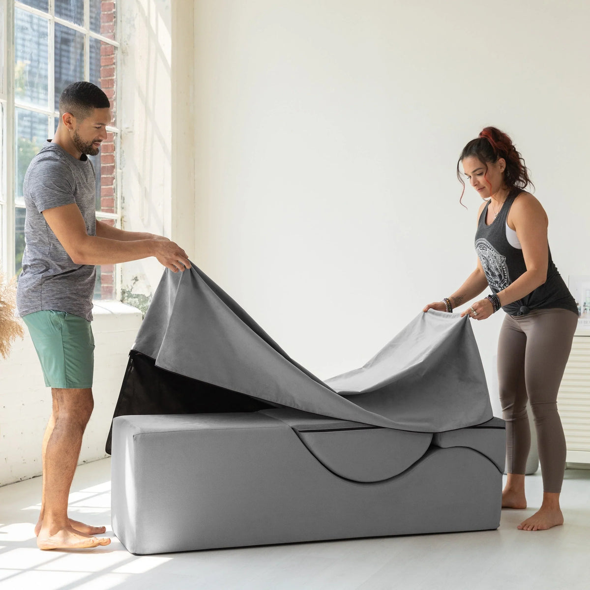 Avana Kami verstellbare Chaiselongue / Yoga und Massage – 2-in-1-Sitzhocker mit verborgenem ausklappbarem Yoga-Loungesessel, Mikrovelours – N/A