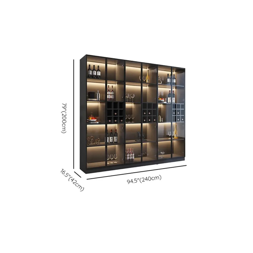Minimalistische zwarte houten wijnkast met glazen deur