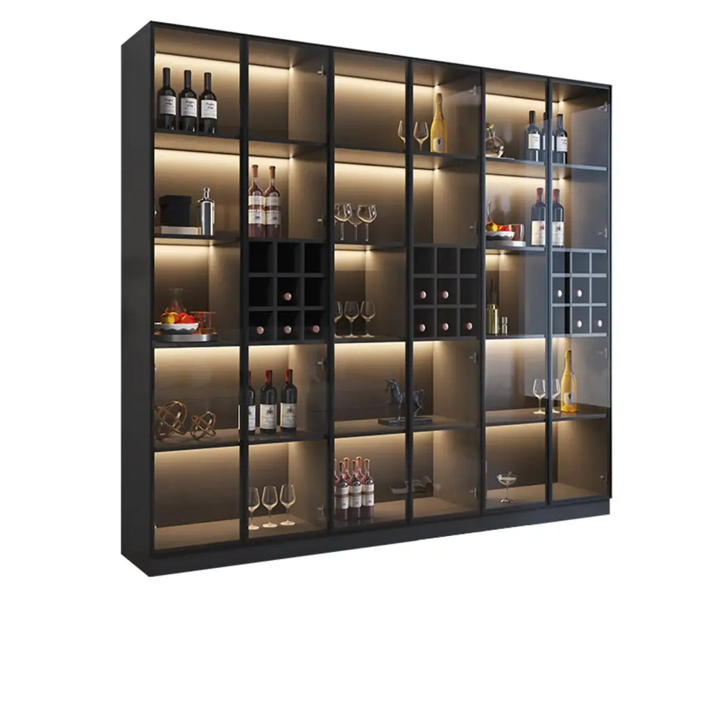 Minimalistische zwarte houten wijnkast met glazen deur