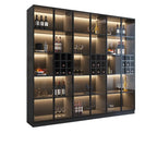 Minimalistische zwarte houten wijnkast met glazen deur