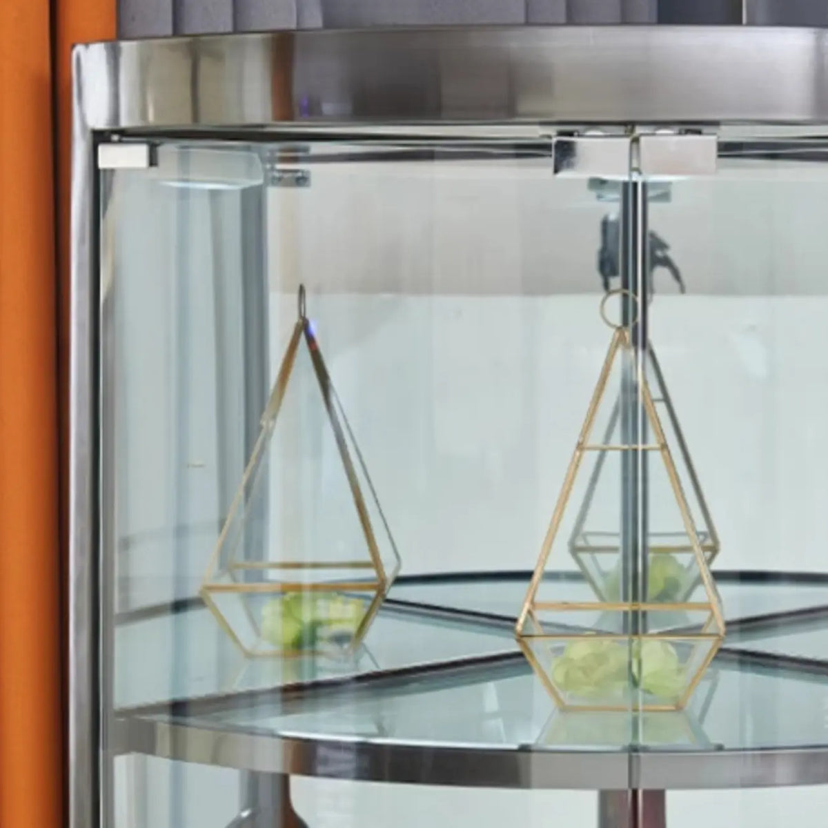 Eckschrank zur Aufbewahrung und Präsentation mit mehreren Ebenen aus Glas und Metall, Weinschrank