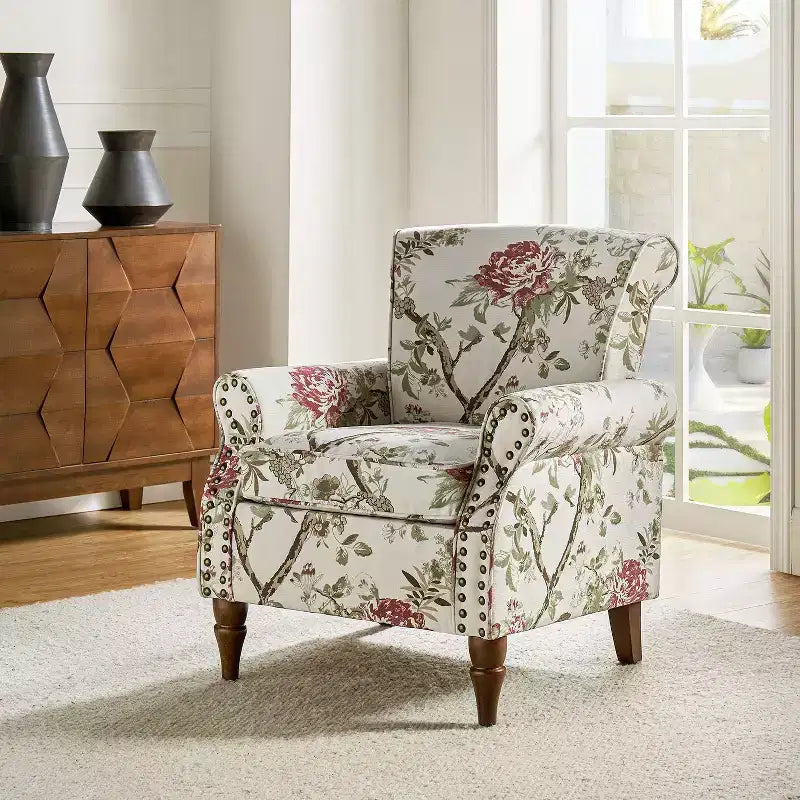 Fauteuil traditionnel Araceli en bois, rembourré à motif floral, avec dossier à oreilles et bordure cloutée| ART OF LIVING DESIGNS