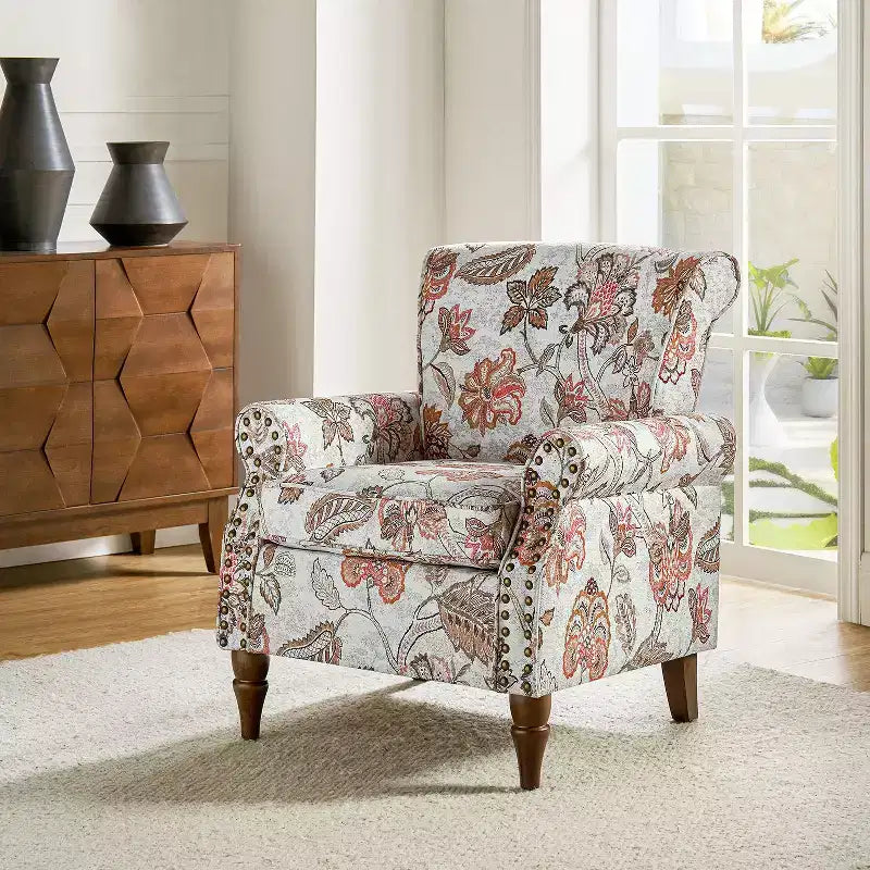 Fauteuil traditionnel Araceli en bois, rembourré à motif floral, avec dossier à oreilles et bordure cloutée| ART OF LIVING DESIGNS