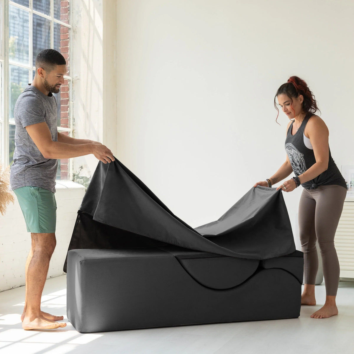 Avana Kami verstellbare Chaiselongue / Yoga und Massage – 2-in-1-Sitzhocker mit verborgenem ausklappbarem Yoga-Loungesessel, Mikrovelours – N/A