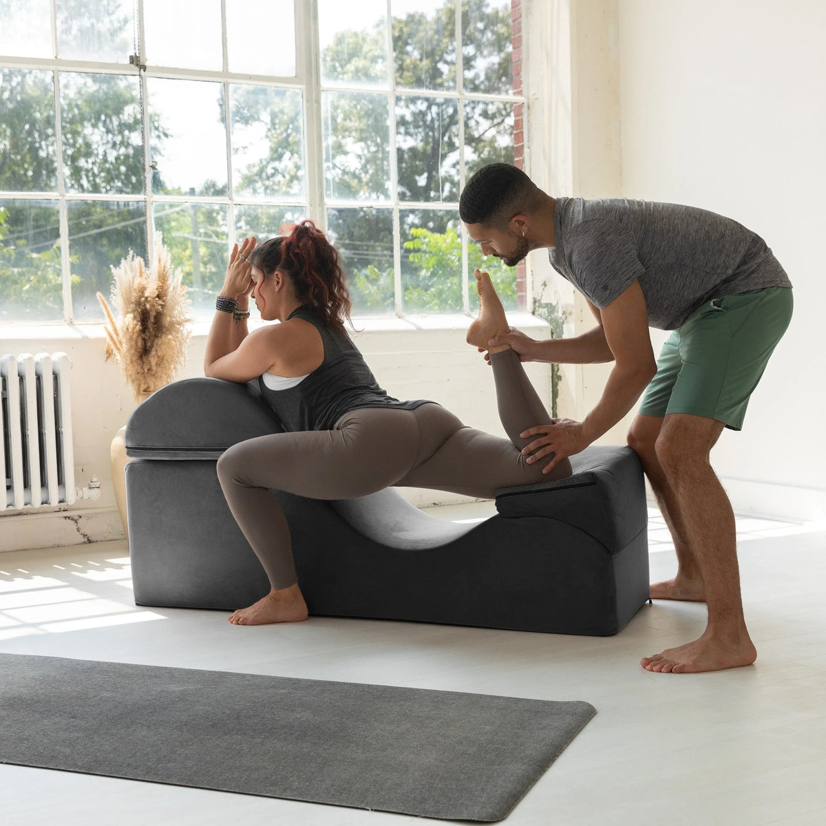 Avana Kami verstellbare Chaiselongue / Yoga und Massage – 2-in-1-Sitzhocker mit verborgenem ausklappbarem Yoga-Loungesessel, Mikrovelours – N/A