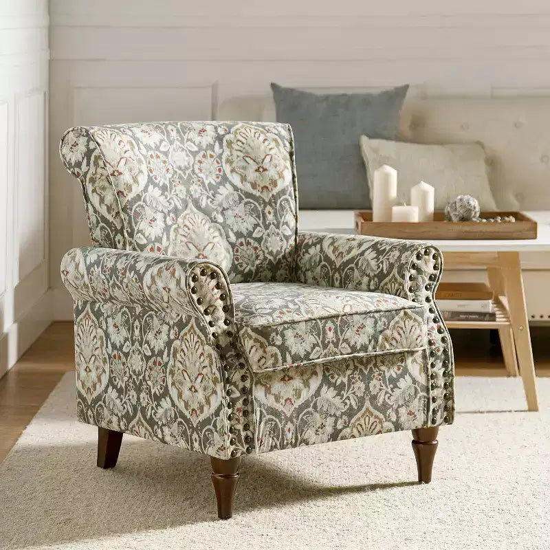Fauteuil traditionnel Araceli en bois, rembourré à motif floral, avec dossier à oreilles et bordure cloutée| ART OF LIVING DESIGNS