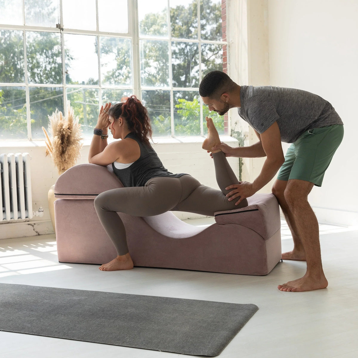 Avana Kami verstellbare Chaiselongue / Yoga und Massage – 2-in-1-Sitzhocker mit verborgenem ausklappbarem Yoga-Loungesessel, Mikrovelours – N/A