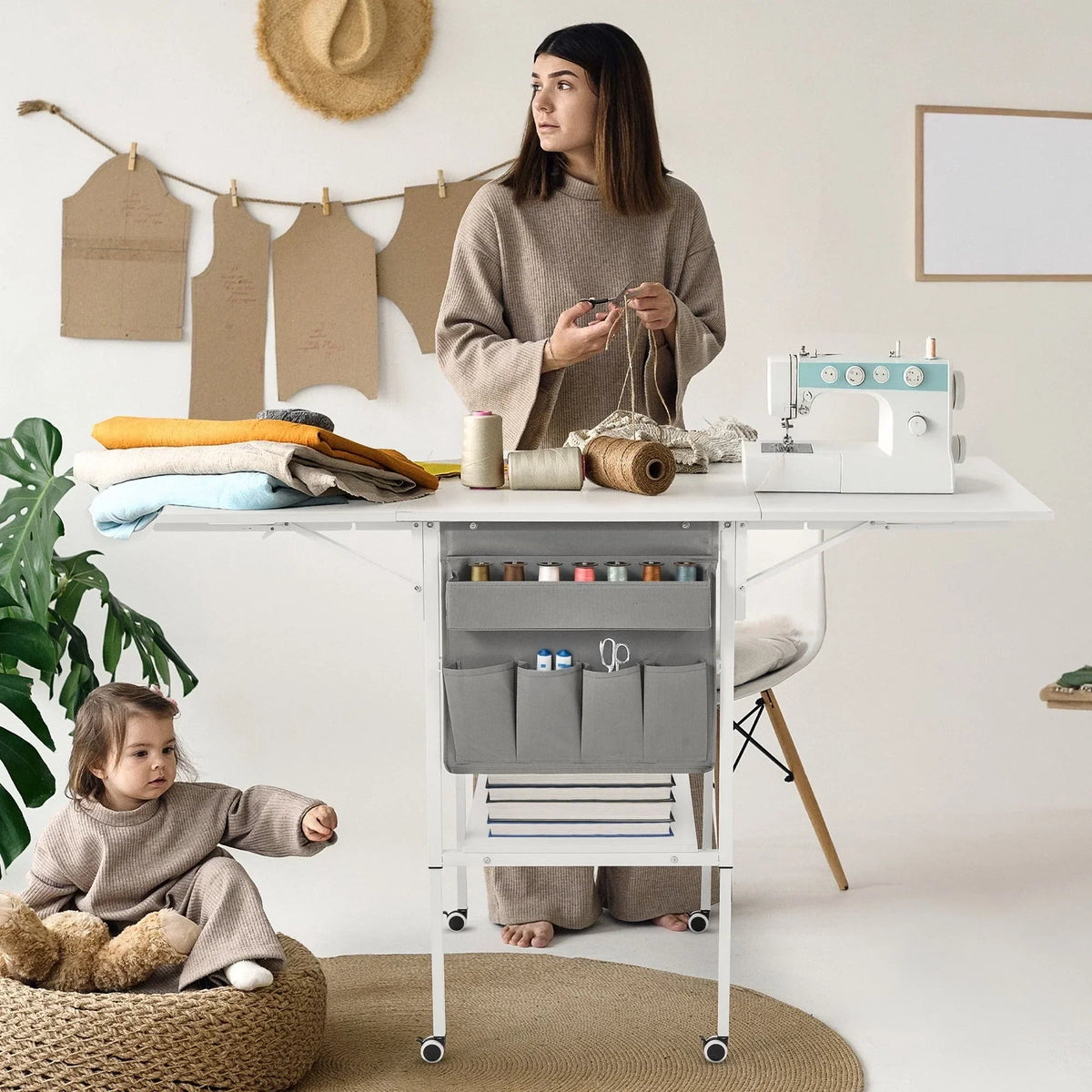 Höhenverstellbarer Basteltisch mit Ablagefächern, mobiler, klappbarer Zuschneidetisch für Homeoffice, Näh- oder Bastelzimmer