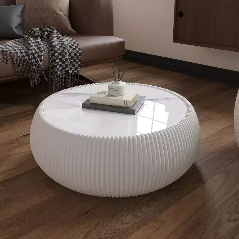 Table basse ronde moderne en forme de tambour Okak avec plateau en marbre et côtés en cuir, table centrale élégante pour le salon ou la chambre