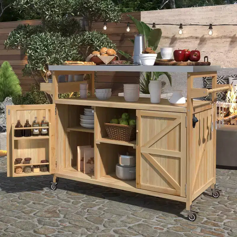 Okak Outdoor-Kücheninsel mit Edelstahlplatte, Küchenwagen aus Holz mit Türen, Regalen und Gewürzablage, rollbare Kücheninsel