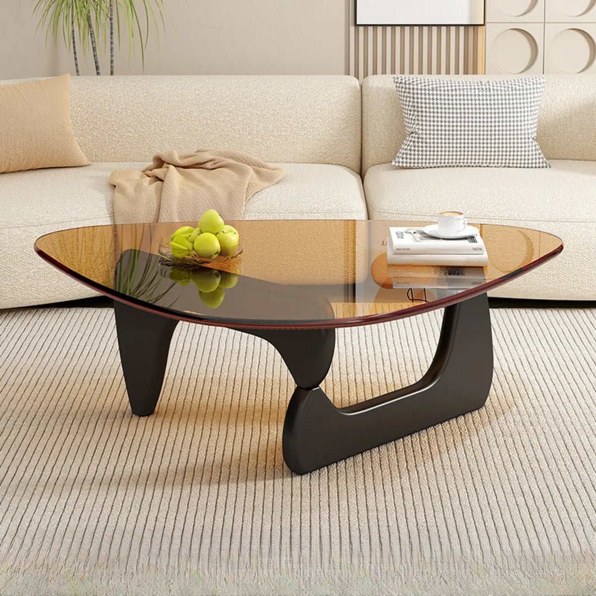 Driehoekige houten salontafel met glazen blad