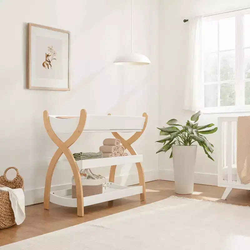 Table à langer Comfy Cubs pour bébé - construction robuste en bois, style intemporel avec deux étagères ouvertes pour les essentiels de bébé