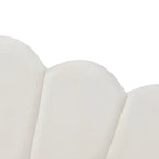 Gestoffeerd ligbed van volledige grootte met schelpvormige rugleuning en onderschuifbed