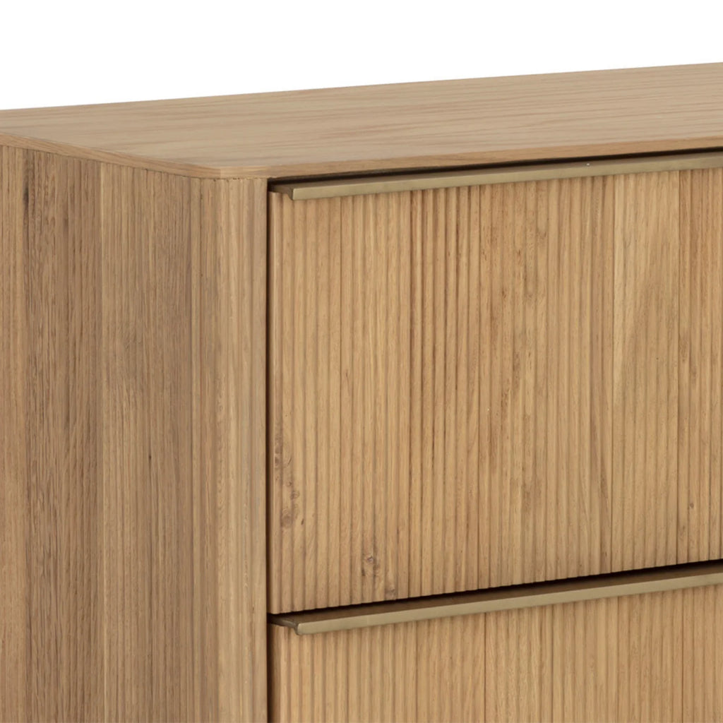 Moderne Kommode aus Eichenholz mit skulpturaler, geriffelter Oberfläche – Schlafzimmer | gebürstete Goldoptik