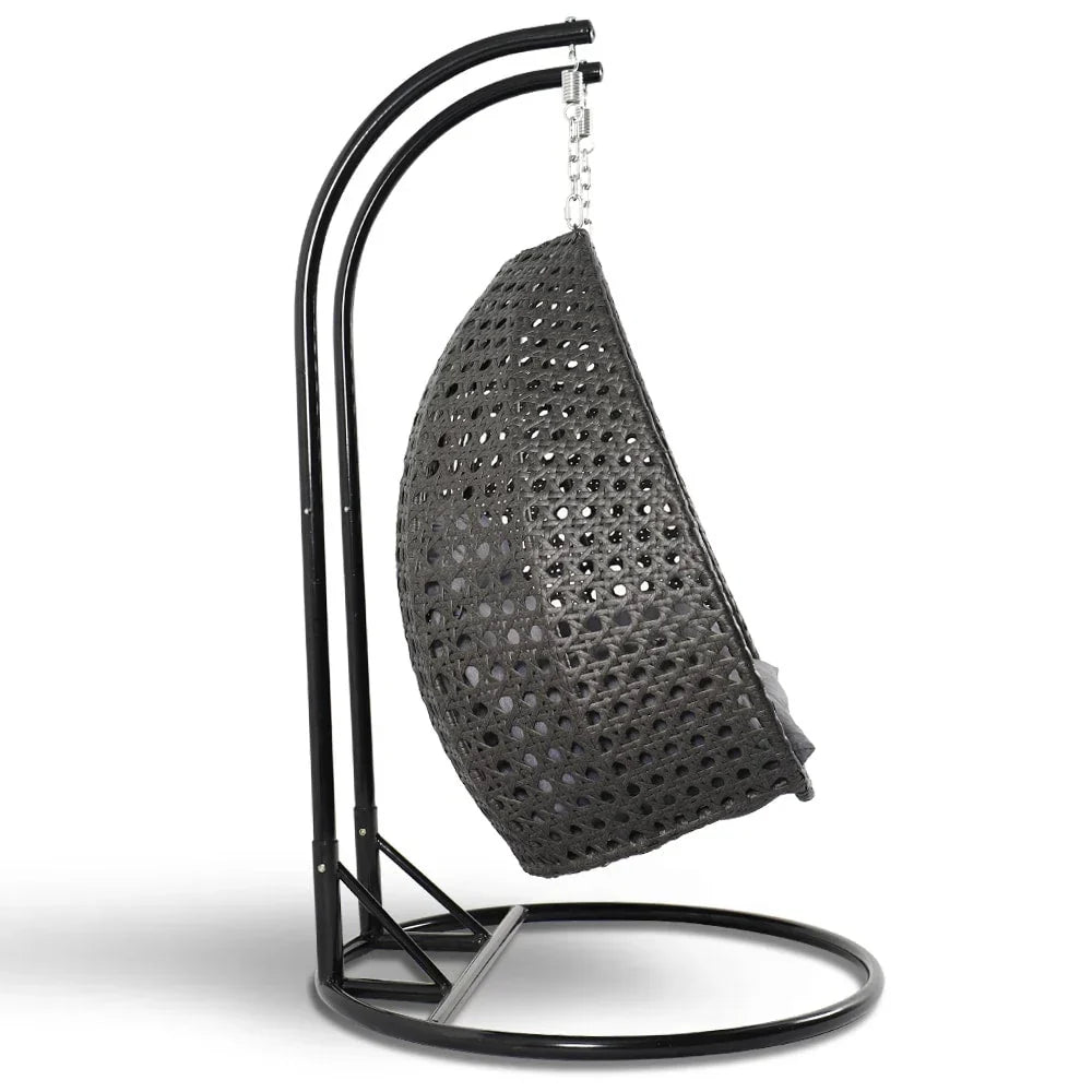 LeisureMod hangstoel in eivorm voor 2 personen met standaard - rieten schommelhangmat voor binnen en buiten, ligstoel voor terras met kussens