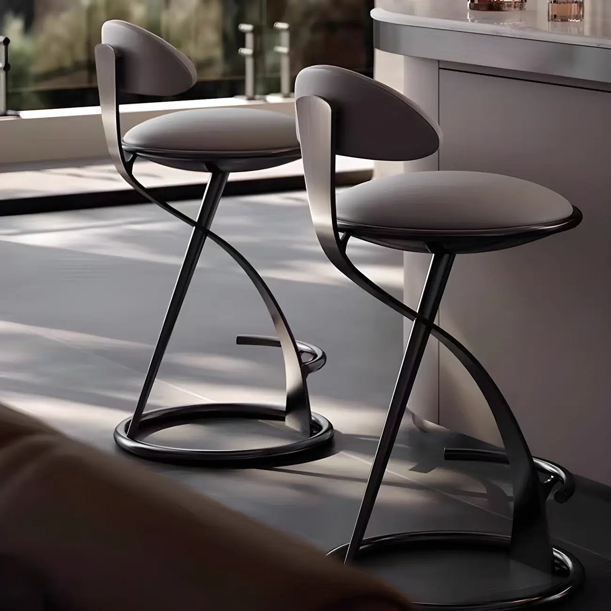 Tabouret de bar élégant en cuir beige avec structure métallique dorée