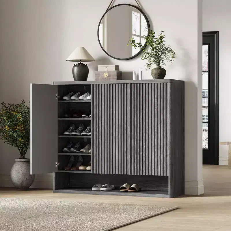 Meuble à chaussures avec porte à cannelures et étagères réglables pour l’entrée ou le salon
