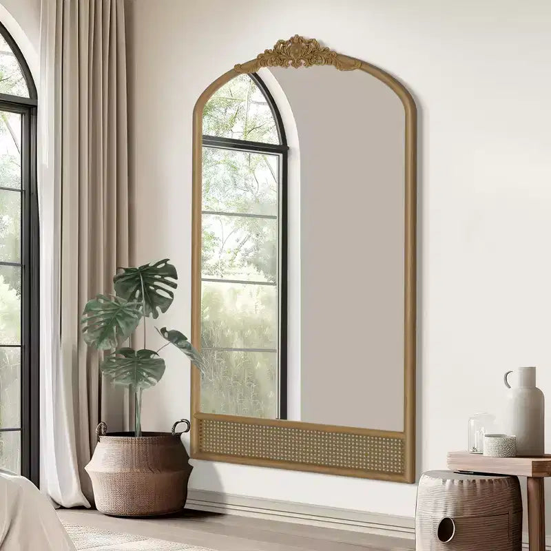 Miroir mural avec cadre en bois en forme d’arche classique sculptée et partie inférieure en rotin, marron, 37 in. W x 71 in. H