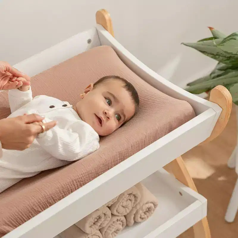 Table à langer Comfy Cubs pour bébé - construction robuste en bois, style intemporel avec deux étagères ouvertes pour les essentiels de bébé