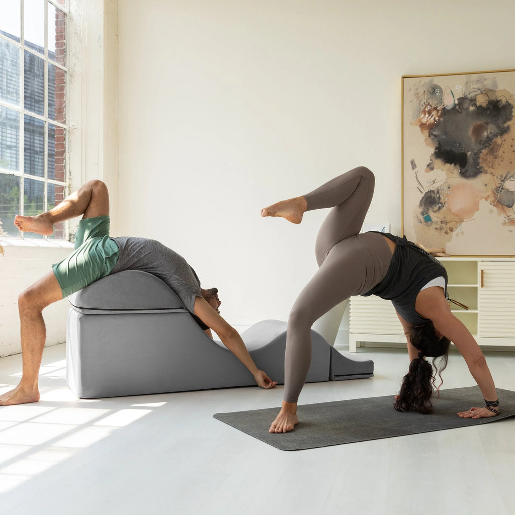 Avana Kami verstellbare Chaiselongue / Yoga und Massage – 2-in-1-Sitzhocker mit verborgenem ausklappbarem Yoga-Loungesessel, Mikrovelours – N/A