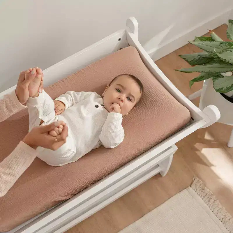 Table à langer Comfy Cubs pour bébé - construction robuste en bois, style intemporel avec deux étagères ouvertes pour les essentiels de bébé