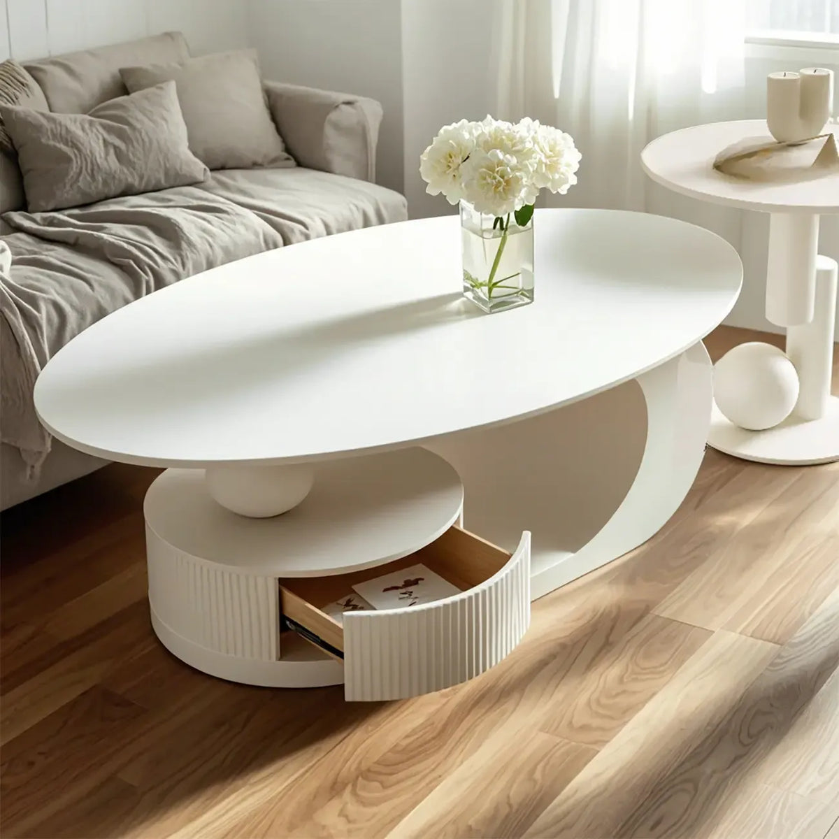 Moderne salontafel met wit stenen blad en krasbestendige afwerking
