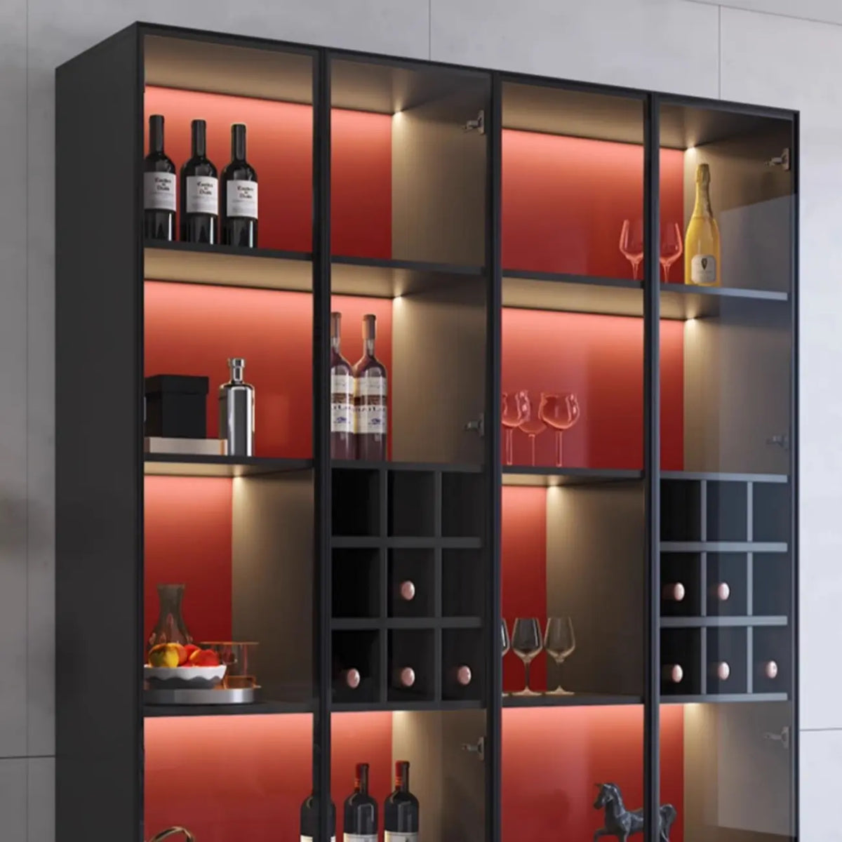 Minimalistische zwarte houten wijnkast met glazen deur