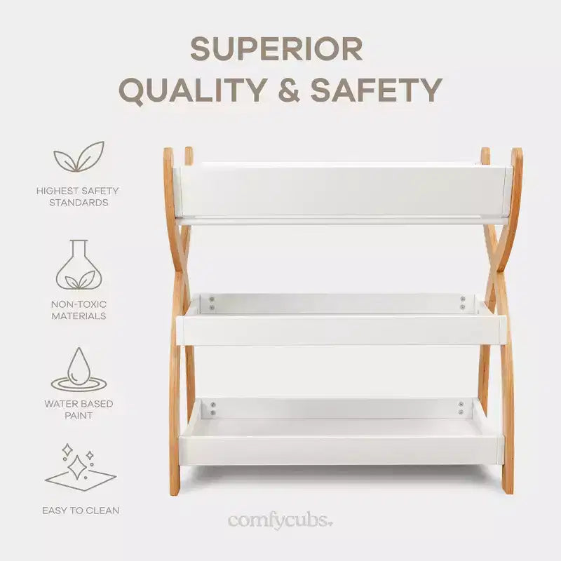 Table à langer Comfy Cubs pour bébé - construction robuste en bois, style intemporel avec deux étagères ouvertes pour les essentiels de bébé