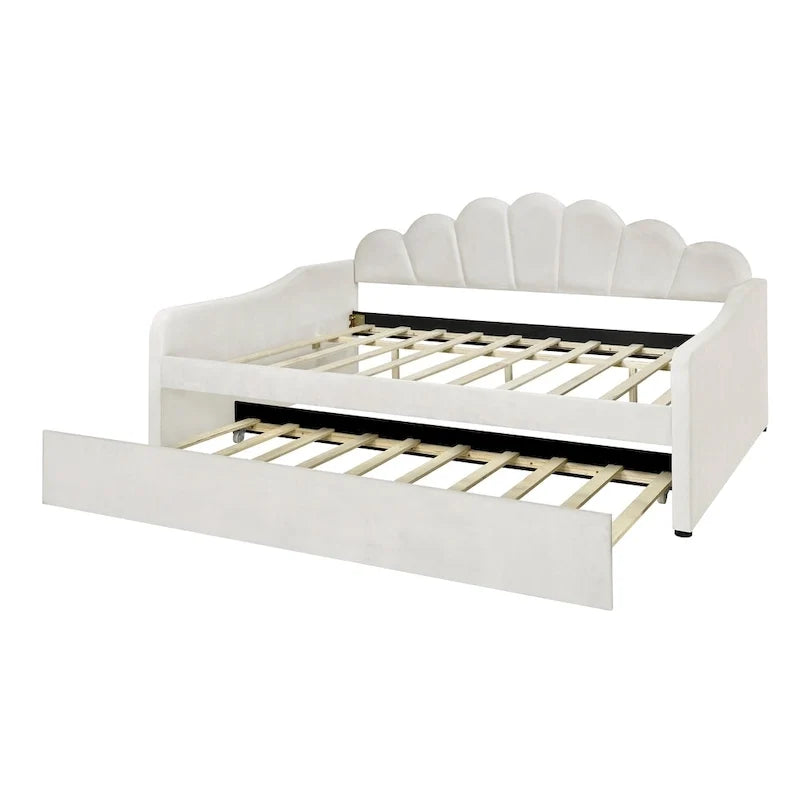 Gestoffeerd ligbed van volledige grootte met schelpvormige rugleuning en onderschuifbed
